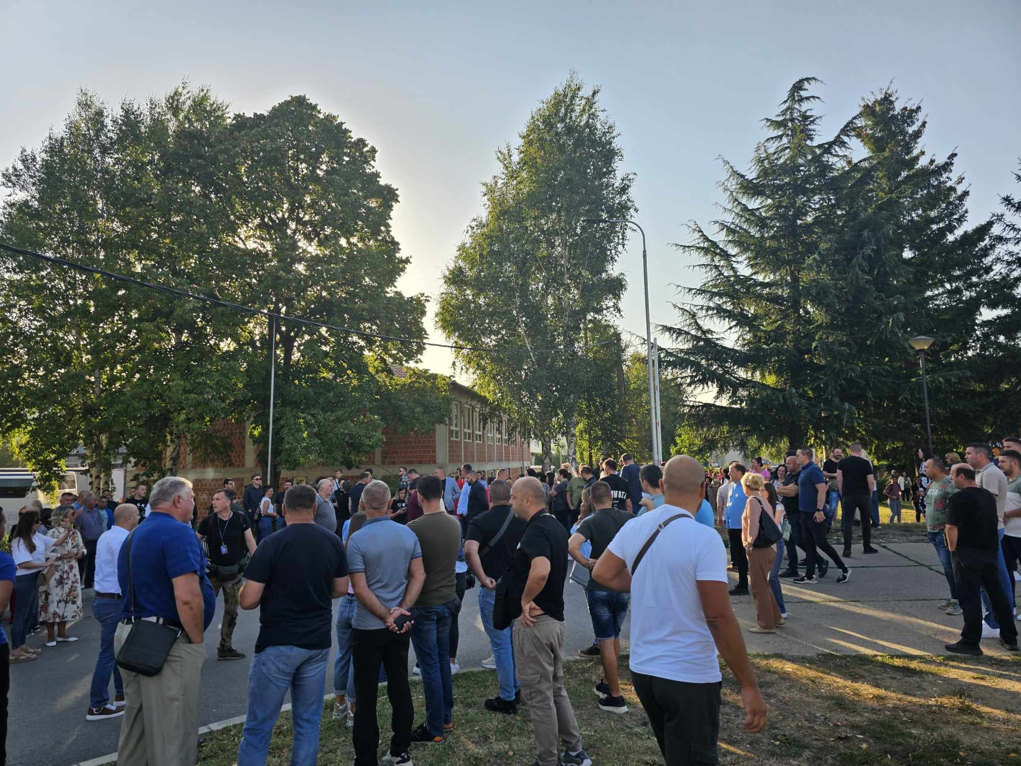 Kosovo – Des centaines de Serbes manifestent à Kosovoska Mitrovica contre la fermeture des bureaux de la municipalité serbe